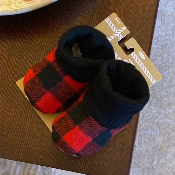 NWT 20 pair of Red & Black Plaid Kids Slippers 0-6 M & Grippy Feet Bottoms - Picture 10 of 13